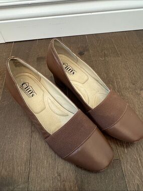 Cliffs by WHITE MOUNTAIN Brown Elastic-Band Low Block Heel Pumps
